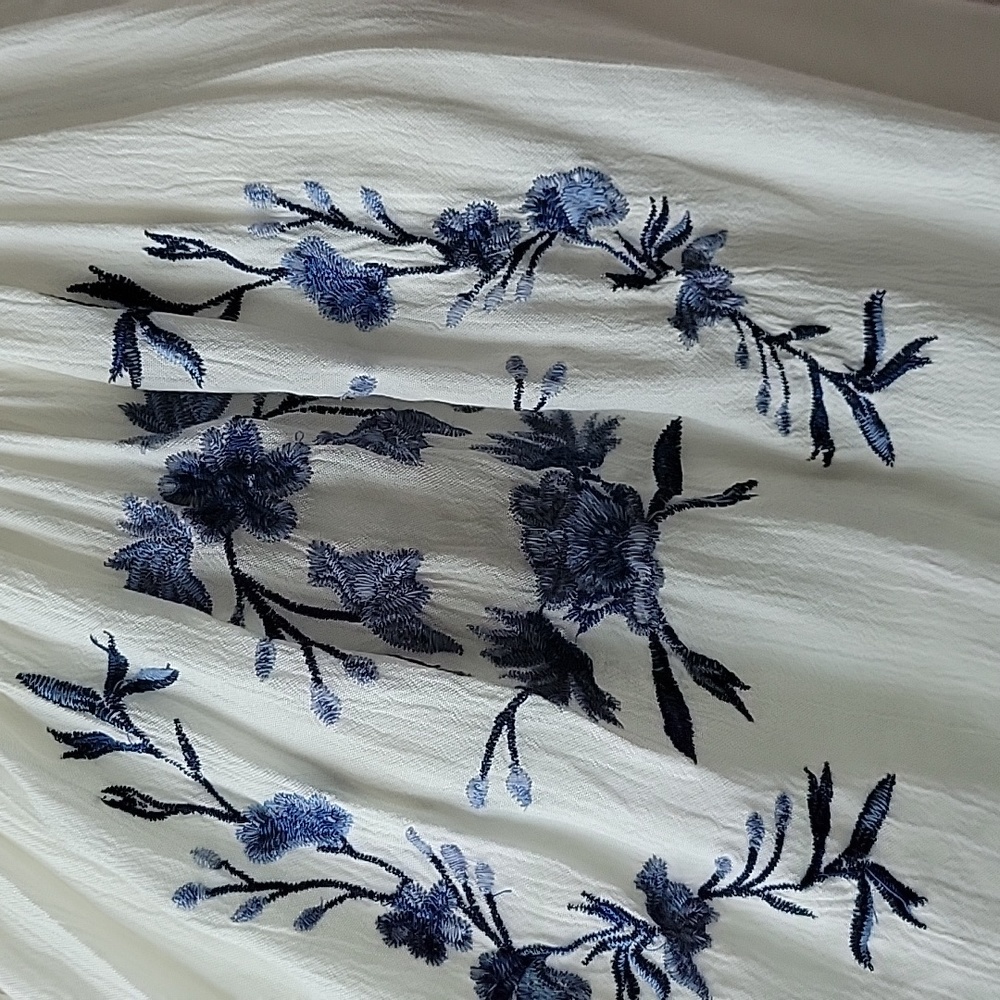 American Eagle Outfitters XS Embroidered Off Shoulders Top NWT - Picture 3 of 10